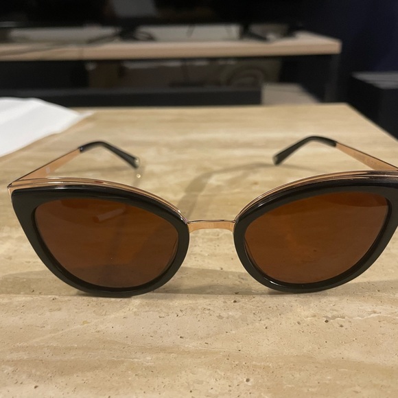 Muse Wilde Sunglasses - Black/Gold Frame - Picture 5 of 8